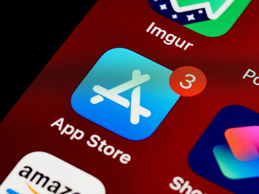 Pantalla de celular con el icono de App Store y una notificaci&oacute;n, ilustrando que conviene revisar el software antes de elegirlo